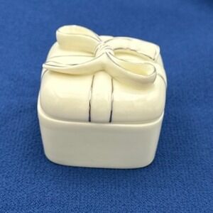 Lenox Porcelain Gift Box Trinket Dish Cream with Platinum Silver Bow Accent‎